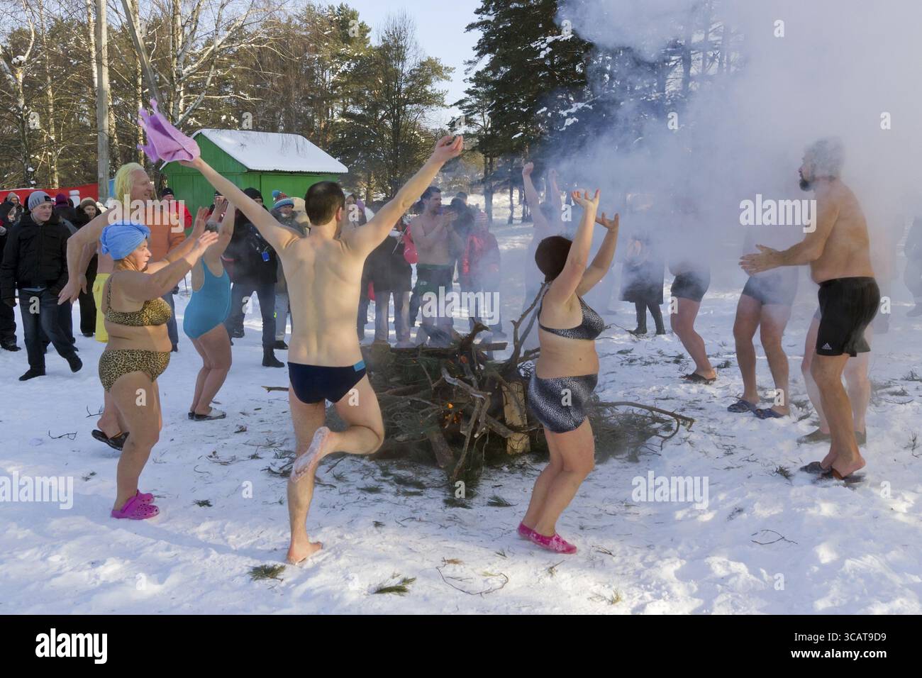 VILNIUS, LITUANIE - 4 FÉVRIER : les amateurs de natation hivernale prennent un bain dans de l'eau glacée le 4 février 2012 à Vilnius, Lituanie. La température de l'air est de - Banque D'Images