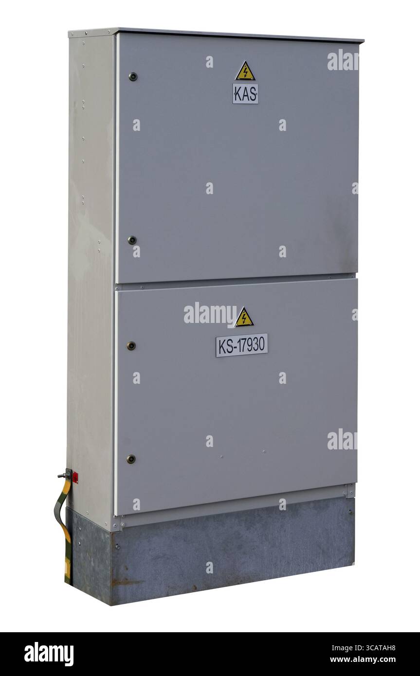 La boîte de métal gris pour les compteurs d'alimentation électrique dans l'agriculture. Isolé Banque D'Images