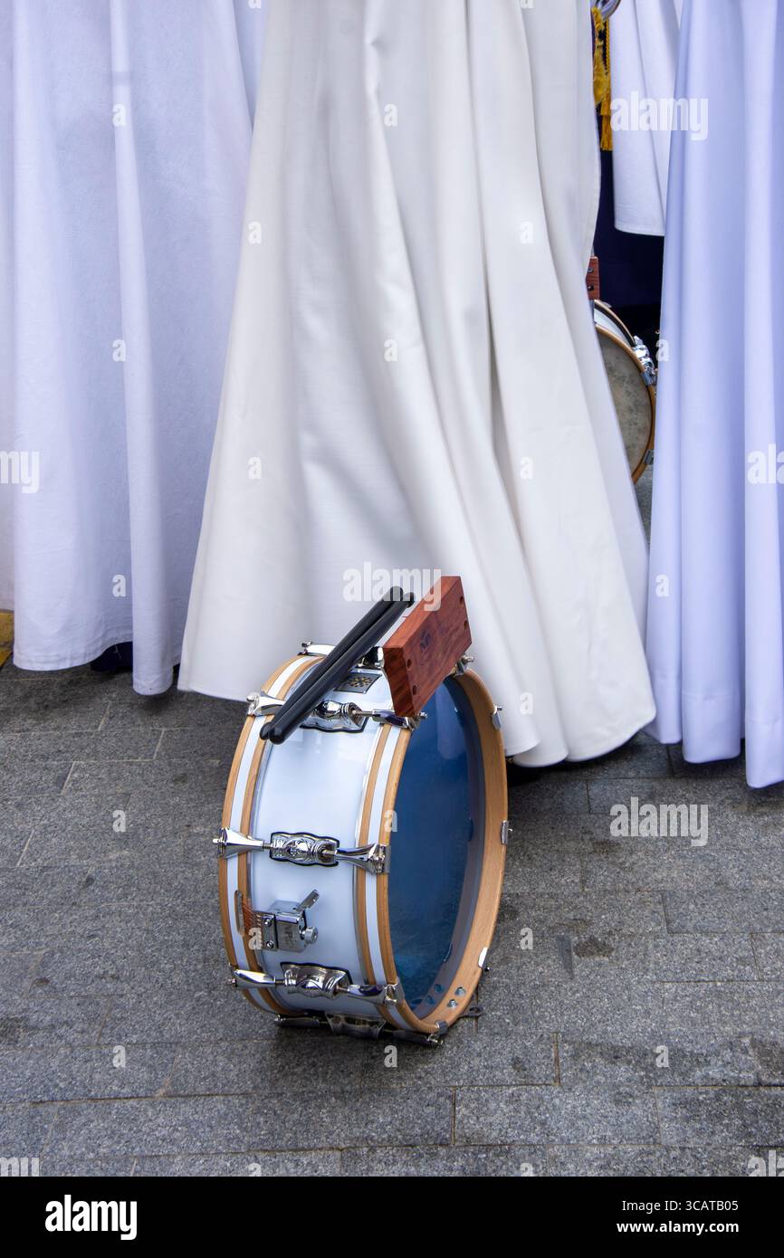Tordesillas, Valladolid, Espagne. 13 avril 2025. Détail d'un tambour dans la procession du dimanche des Rameaux dans les rues de Tordesillas Banque D'Images