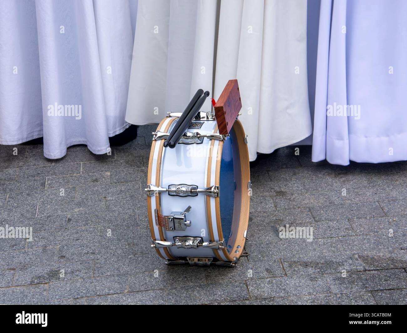 Tordesillas, Valladolid, Espagne. 13 avril 2025. Détail d'un tambour dans la procession du dimanche des Rameaux dans les rues de Tordesillas Banque D'Images