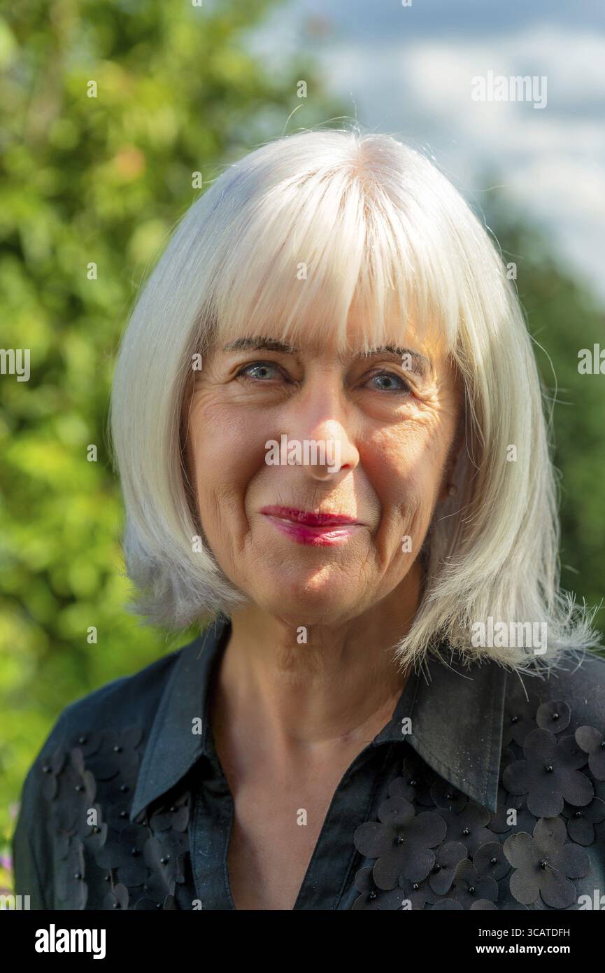 Portrait, femme âgée, plus de 70 ans, vue caméra, yeux, bleu, amical, affectueux, cheveux, demi-longueur, blanc, soleil Banque D'Images