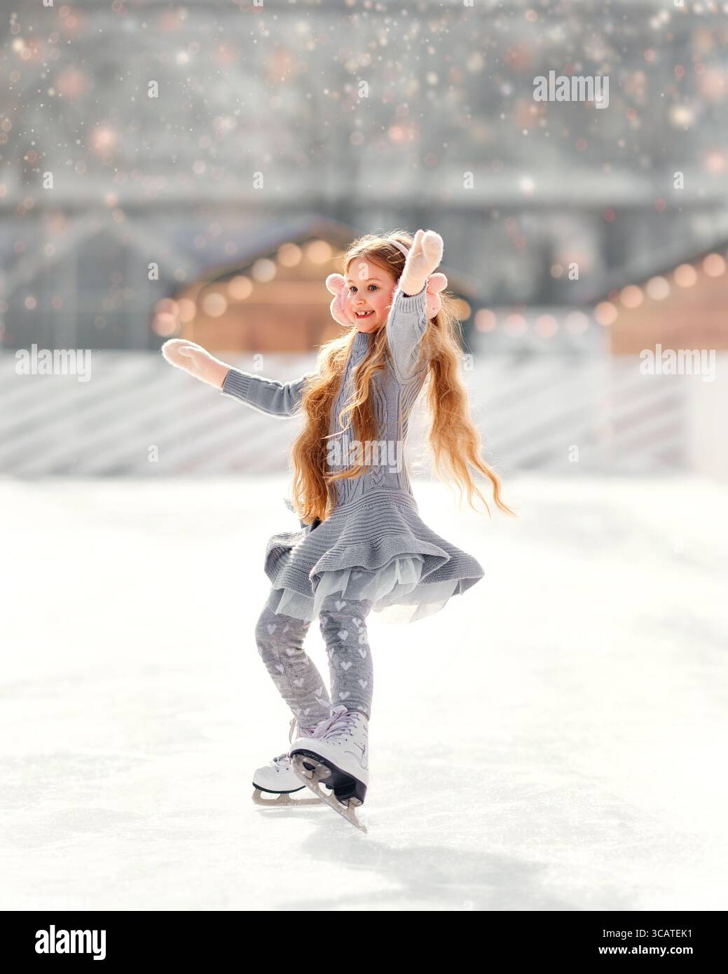 Fille enfant patineuse artistique patinant sur la patinoire en hiver pendant les vacances de Noël Banque D'Images
