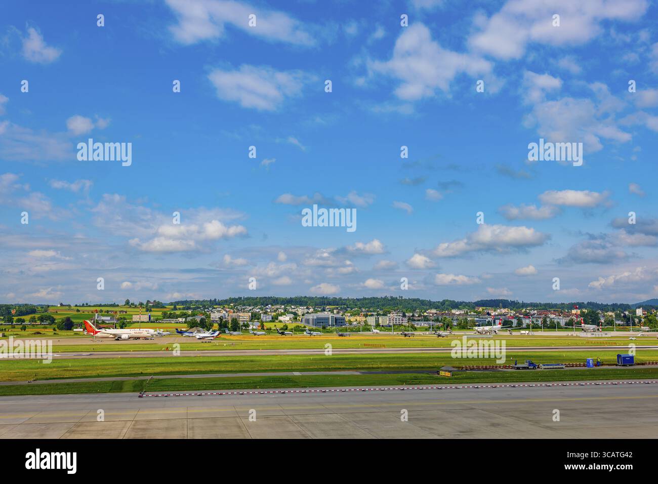 L'aéroport de Kloten avec piste et avion dans une journée d'été ensoleillée avec ciel bleu et nuages à Zurich, Zurich Canton, Suisse Banque D'Images