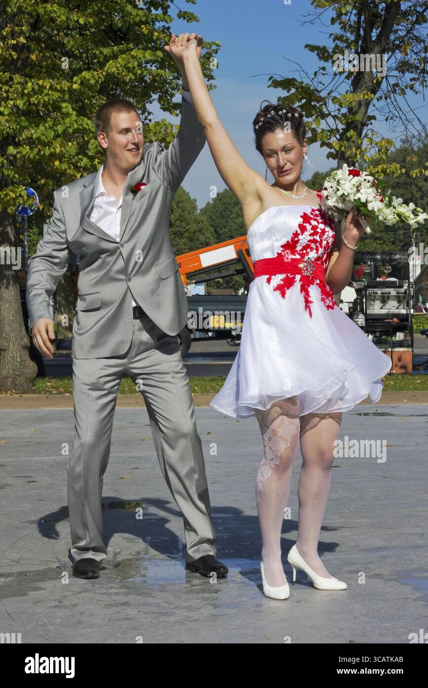 MOSCOU, RUSSIE - 20 SEPTEMBRE 2014 : mariage russe joyeux et ivre. Newlyweds - le travailleur et la compatriote dansent. Solaire automne samedi matin Banque D'Images