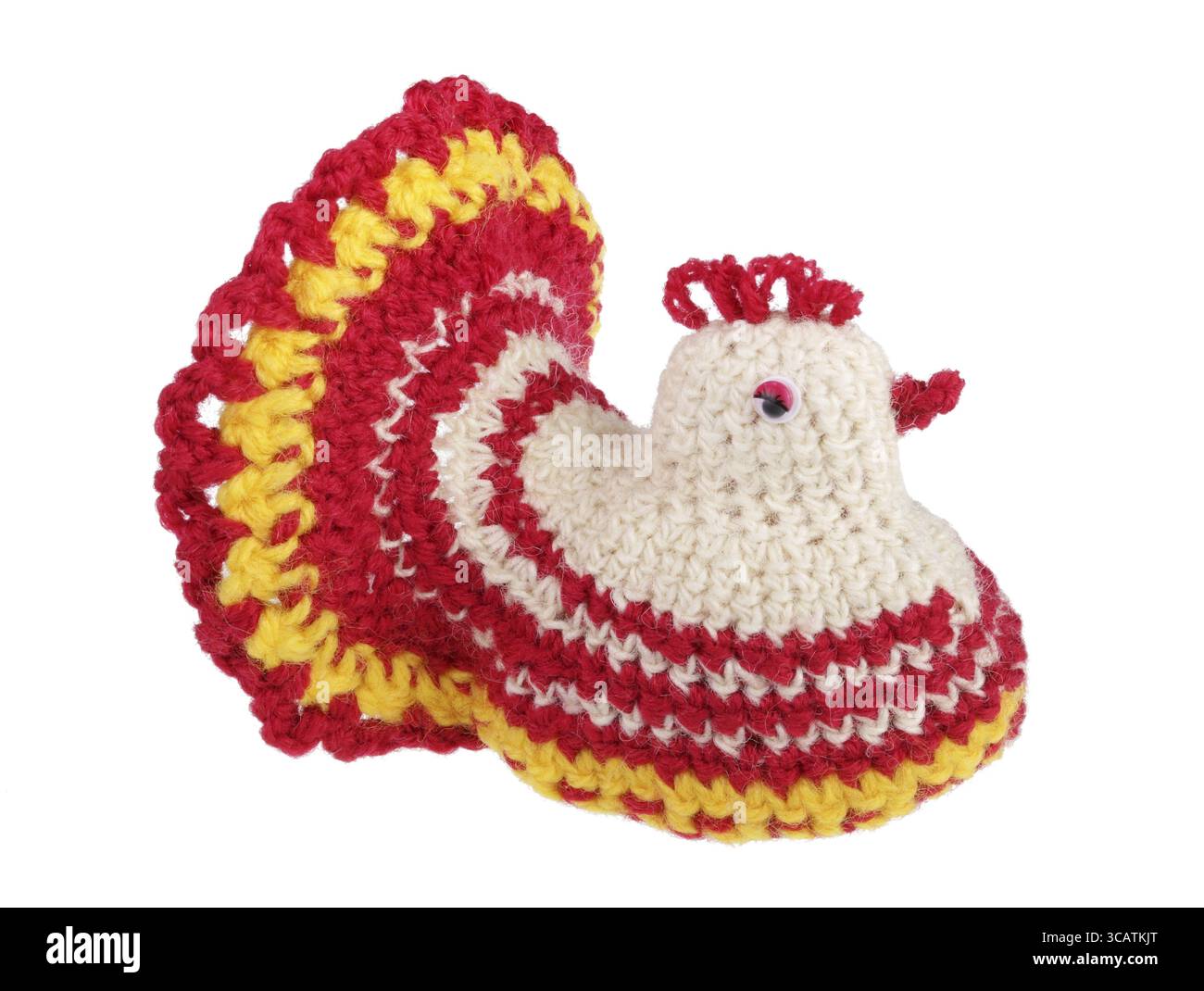 Les poulets de Pâques rustiques maison drôles sont faits de fil et assis sur l'œuf. Isolé sur une photo macro studio blanche Banque D'Images