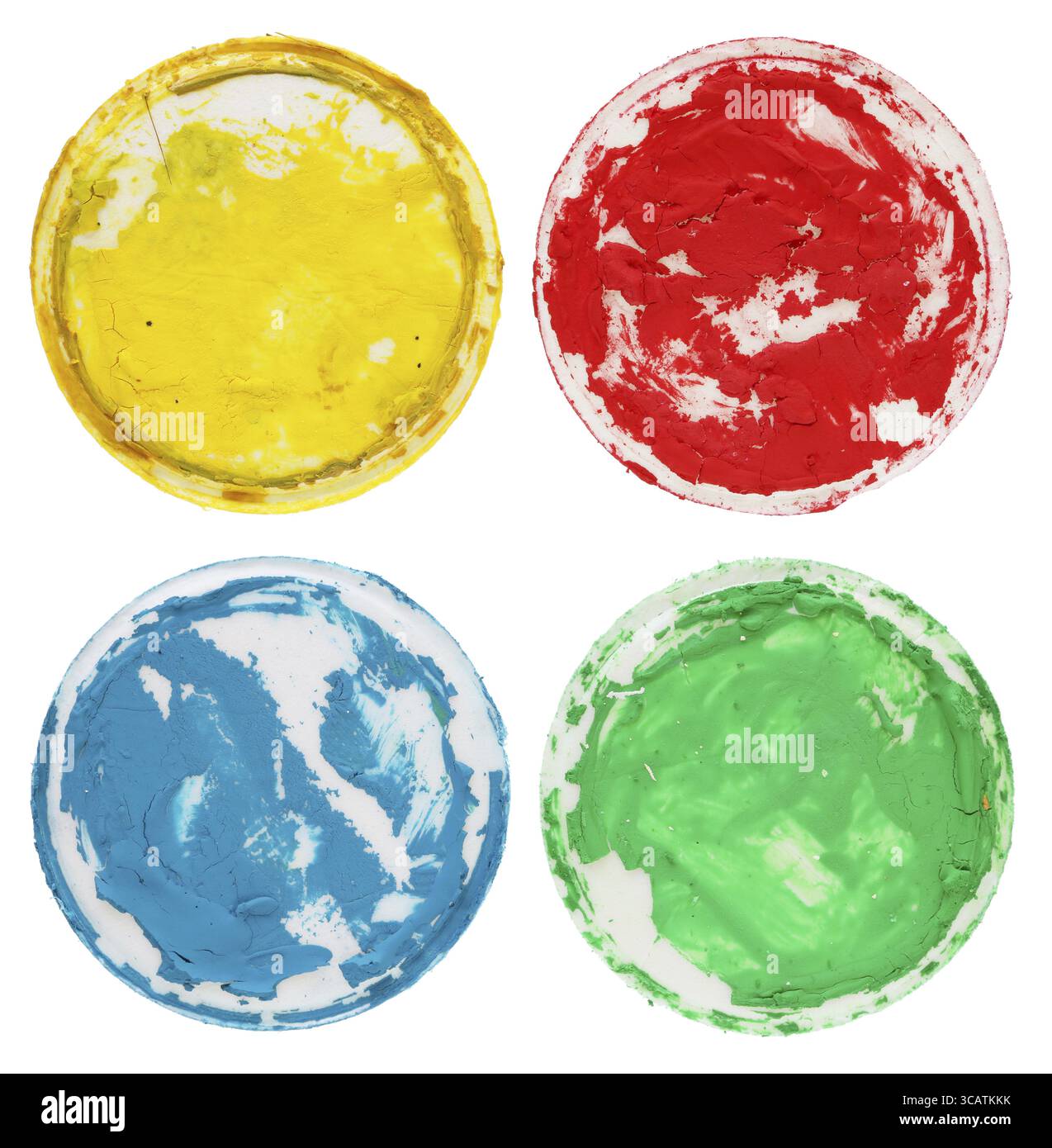 Les cercles blancs en carton avec les restes de peintures à la gouache. Isolé sur un plan macro studio blanc Banque D'Images