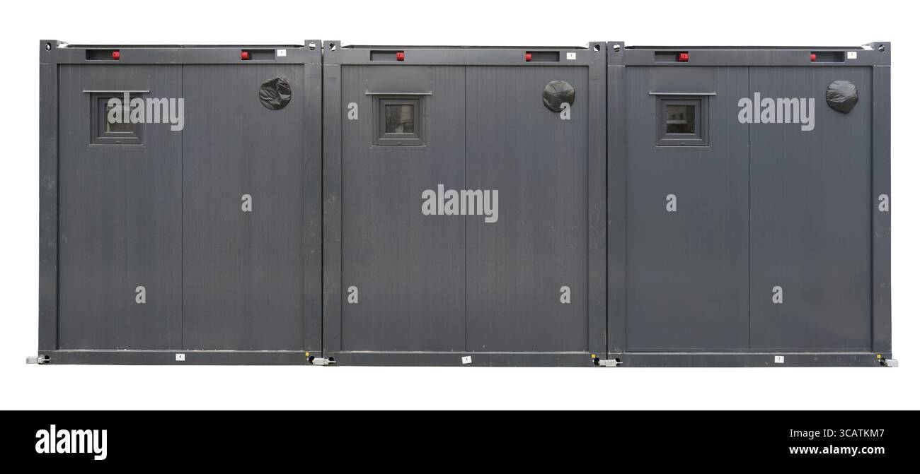 Des conteneurs de bureau mobiles temporaires sont installés à proximité de la vue du mur avant des bâtiments publics. Isolé sur blanc Banque D'Images