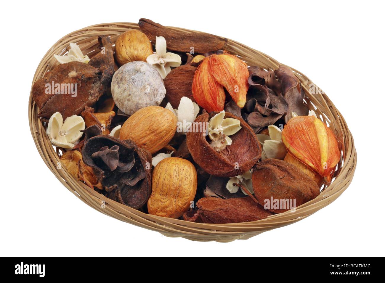 Fleurs séchées parfumées tropica l noix et fruits dans un panier. Isolé sur un plan macro studio blanc Banque D'Images