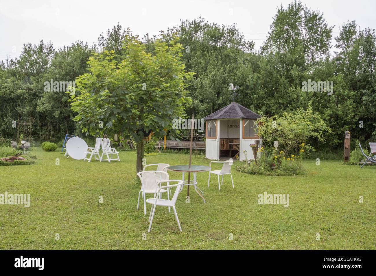 Paysage de jardin idyllique au printemps Banque D'Images