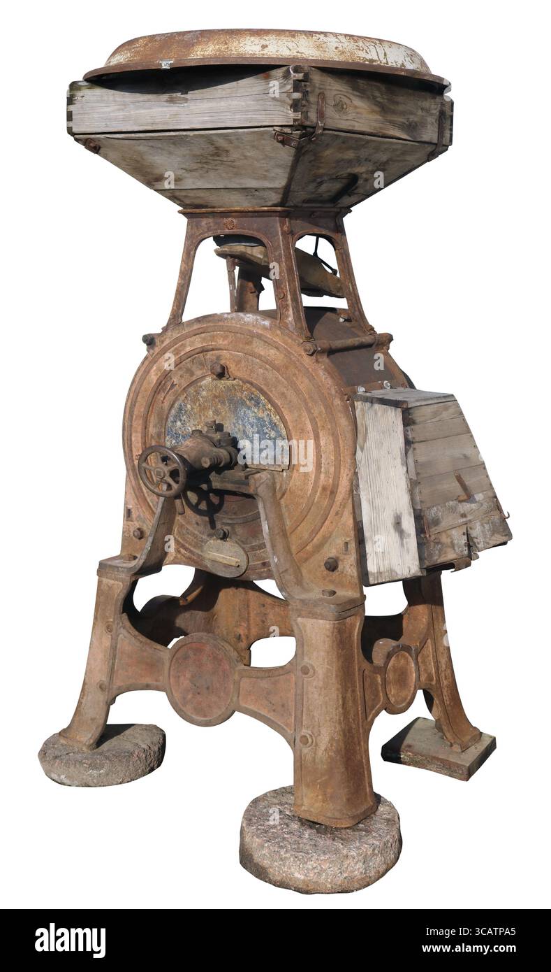 Machines agricoles rouillées rétro vintage - gros dispositif de fer pour la séparation du blé. L'équipement est fabriqué il y a plus de cent ans. Isolé sur blanc Banque D'Images