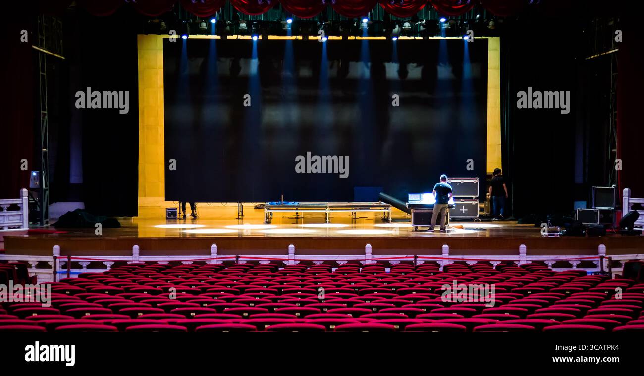 Préparation d'un concert ou d'un spectacle. Sièges rouges fauteuils et la scène avant concert Banque D'Images