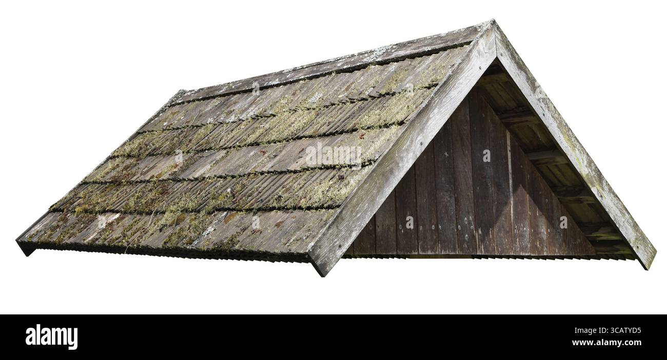 Le toit de la petite grange rurale est recouvert de tuiles vieillies en bois vert pourri. Isolé sur blanc Banque D'Images
