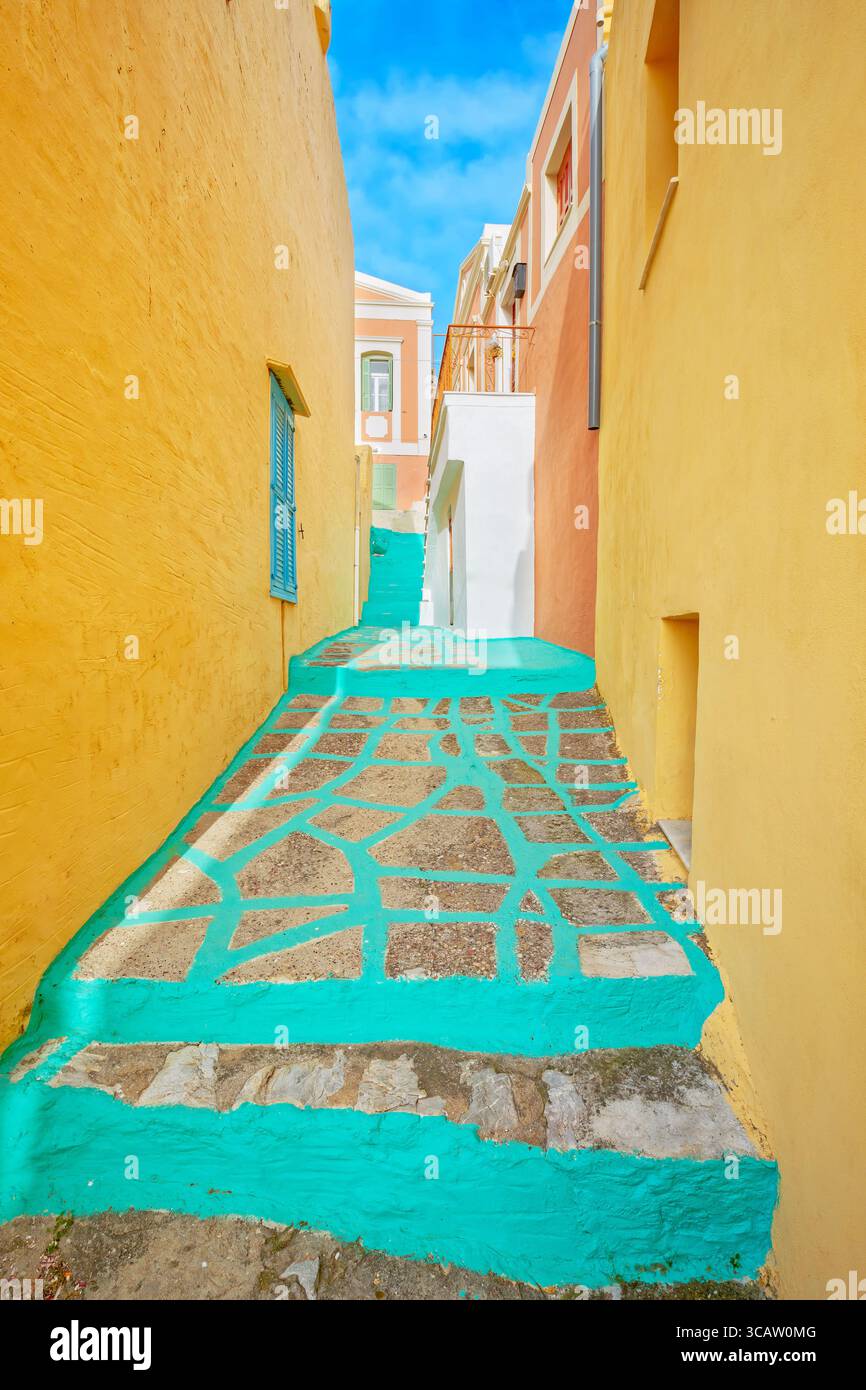 Ruelle peinte colorée, Chorio, île de Symi, îles du Dodécanèse, Grèce Banque D'Images