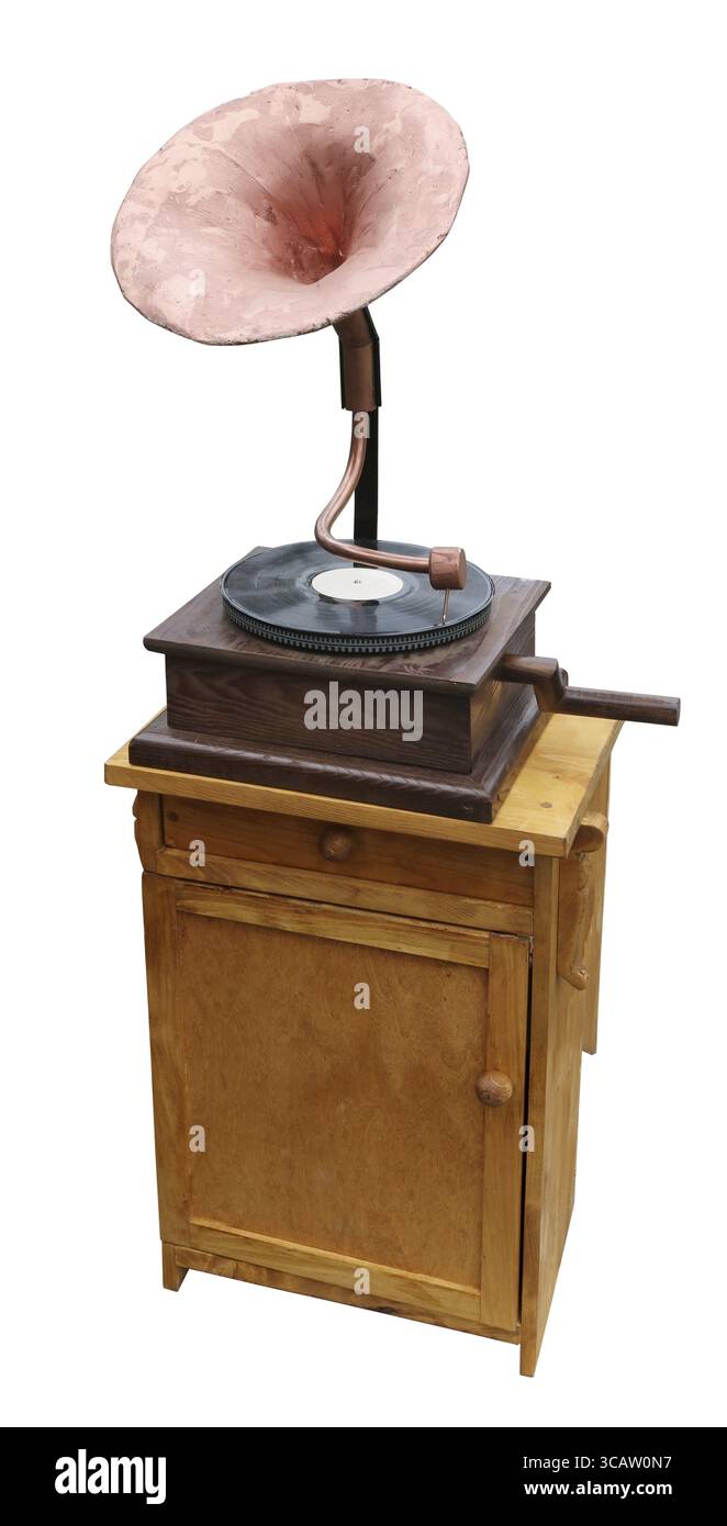 Une imitation maison d'un vieux gramophone fait de planches de bois et de tuyaux de cuivre. Isolé sur blanc Banque D'Images