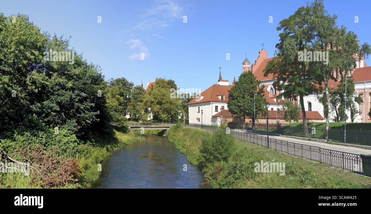 L'arrière de l'historique église de Sainte Anne à Vilnius, Lituanie. Vue depuis le côté de la berge de la rivière Vilnele. Collage panoramique à partir de la se Banque D'Images
