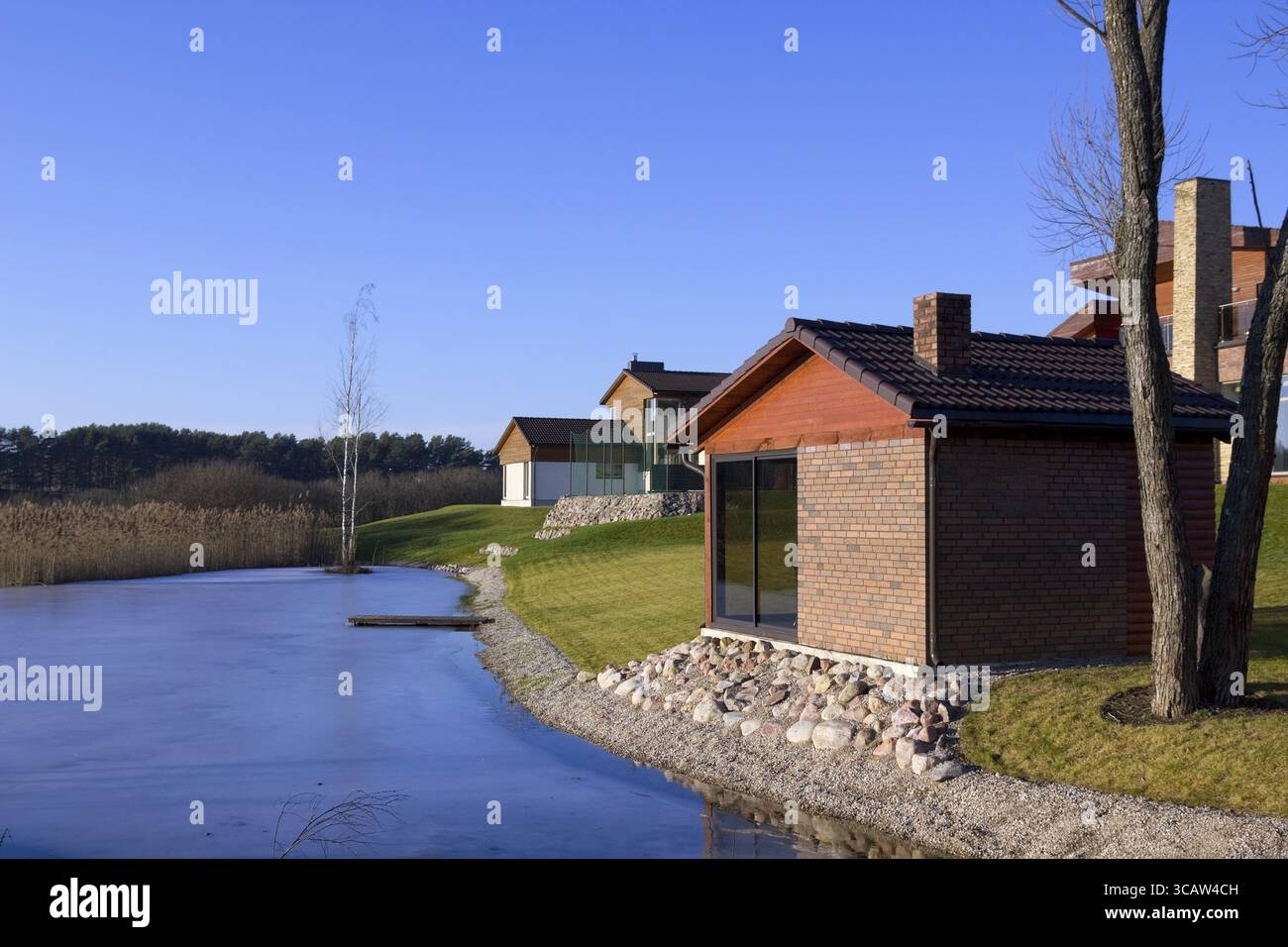 Chaud jour de Noël vert ensoleillé (décembre 25) sans neige en Europe du Nord. Illustration du réchauffement climatique. Village de production de masse Banque D'Images