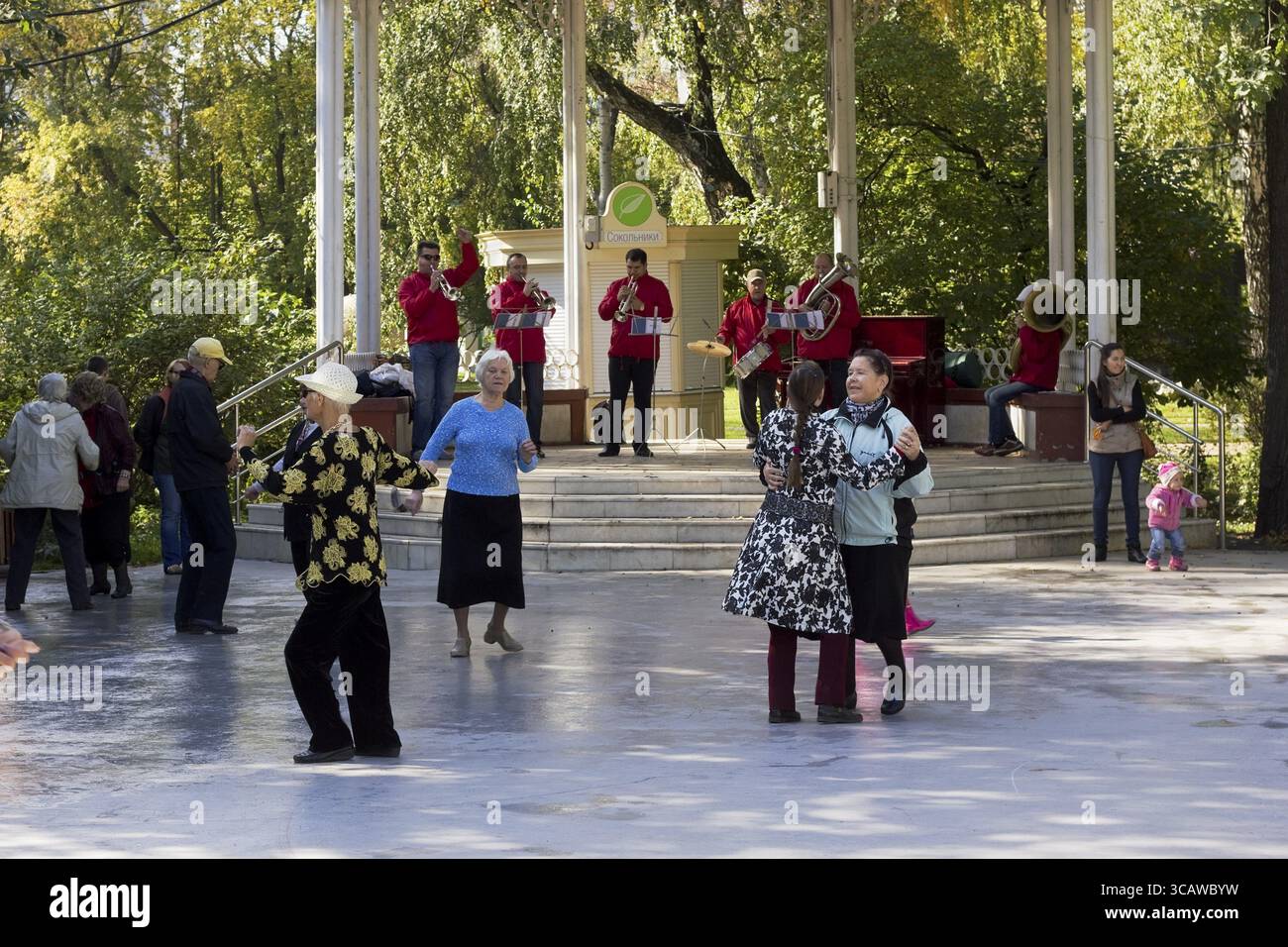 MOSCOU, RUSSIE - 20 SEPTEMBRE 2014 : les retraités âgés dansent dans le parc de la ville. Joue un bracelet de cuivres. Automne solaire samedi matin Banque D'Images