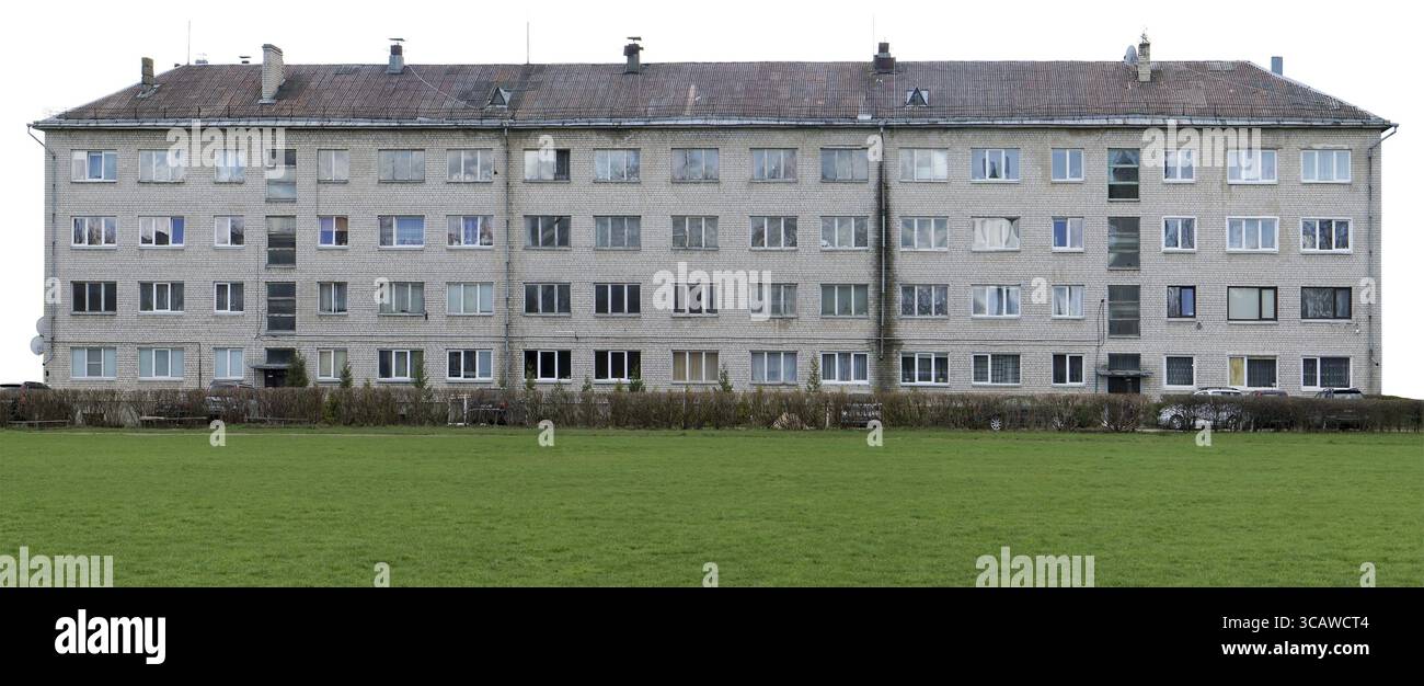 Pelouse verte idéale près de l'ancien bâtiment de production de masse vieilli qui s'effondre - l'auberge pour les personnes nécessiteuses. Isolé sur le dessus Banque D'Images