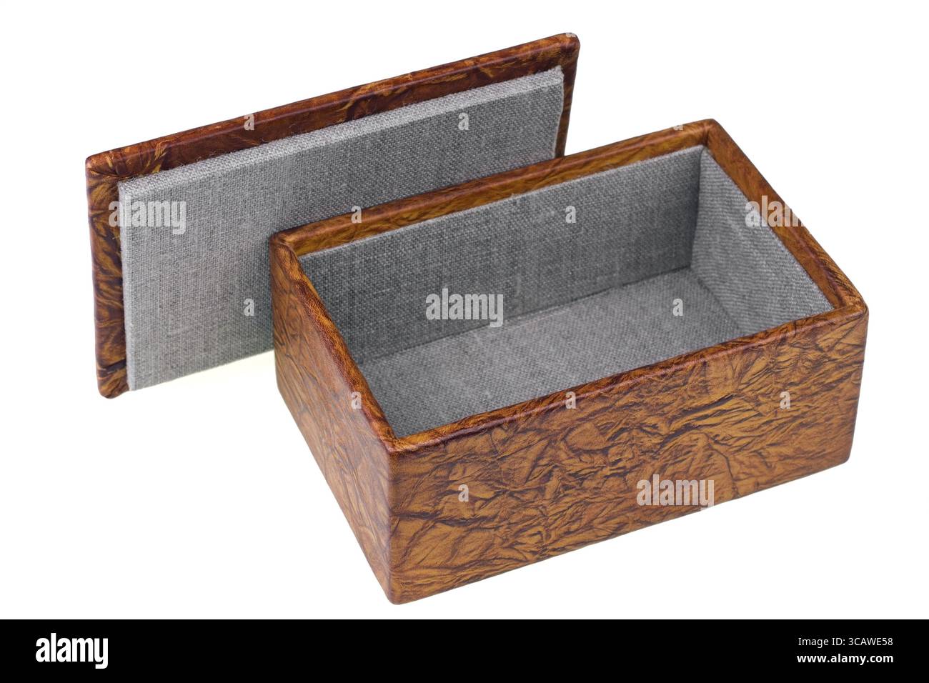 Boîte de bijoux faits à la main pour un isolé en cuir véritable. Soft focus Art Banque D'Images