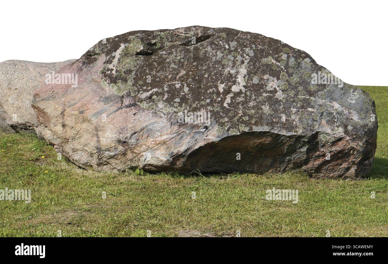 La grande pierre de granit moussue ancienne repose sur une clairière d'herbe verte de forêt. Isolé sur le dessus avec patch Banque D'Images