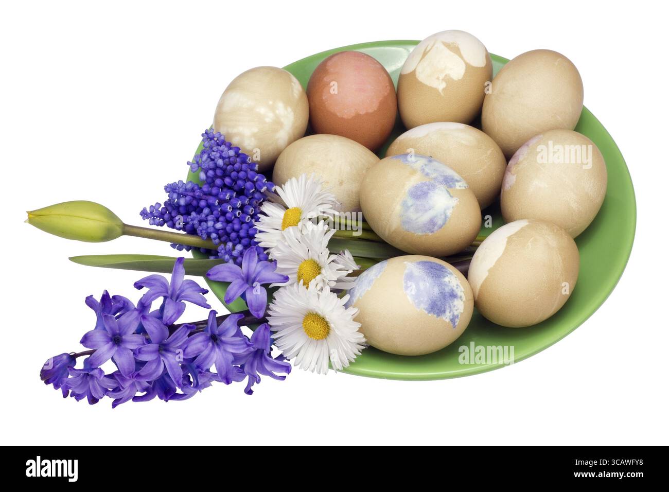 Oeufs de Pâques écologiquement dans un style rural. Pour peindre uniquement des colorants naturels - une pelure d'oignons, des fleurs de calendula sont également utilisées. Premières fleurs printanières. Isola Banque D'Images