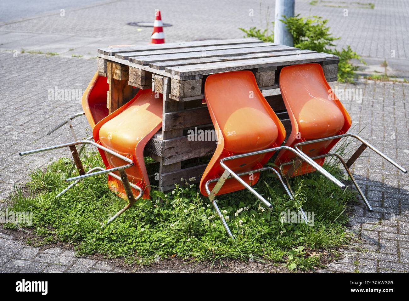 Table improvisée fabriquée à partir de palettes euro dans un parking à Hagen, Allemagne Banque D'Images