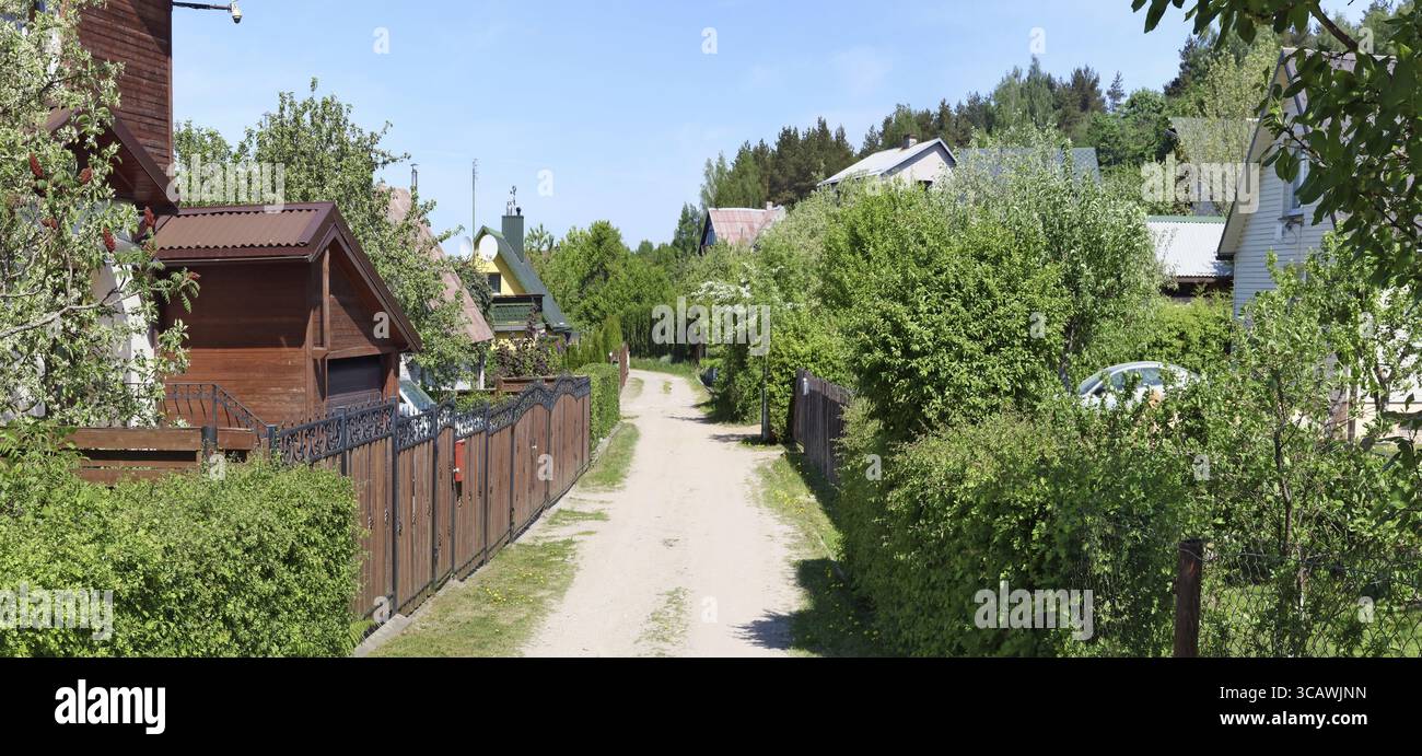 Vue en perspective d'argile route jaune dans le standard européen pauvre village. Vue panoramique collage à partir de plusieurs photos journée ensoleillée de printemps Banque D'Images