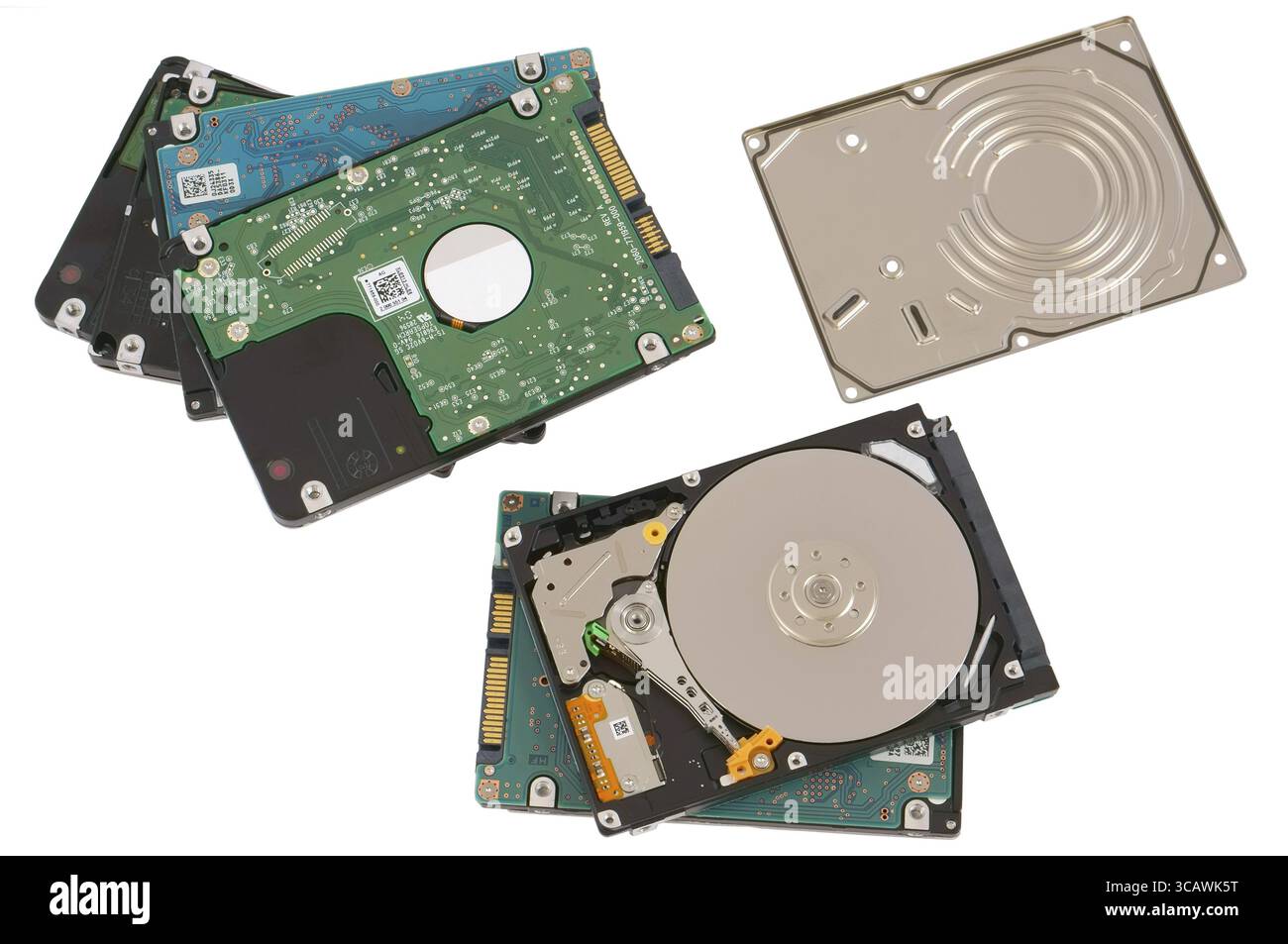 VILNIUS, LITUANIE - 14 AOÛT 2015 : réparation de toutes les marques d'ordinateurs portables modernes mini disques durs (HDD) concept. Isolé. En 2014 dans le monde i Banque D'Images