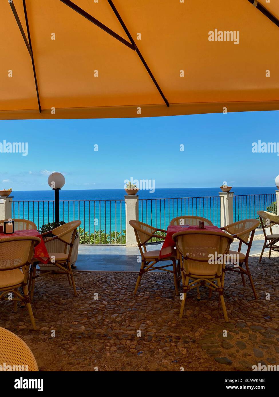 Vue panoramique sur la mer depuis la terrasse ombragée d'un restaurant à Tropea, Calabre, Italie Banque D'Images