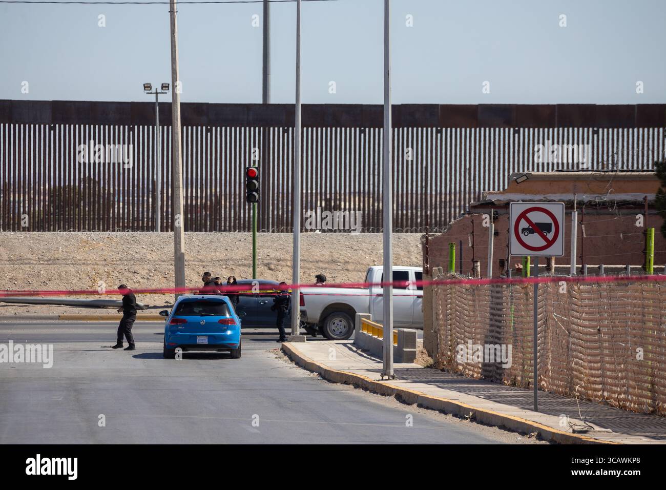 Un poste de contrôle frontalier fortifié à Ciudad Juarez, sous surveillance policière renforcée pour lutter contre la violence urbaine, par temps clair. Banque D'Images