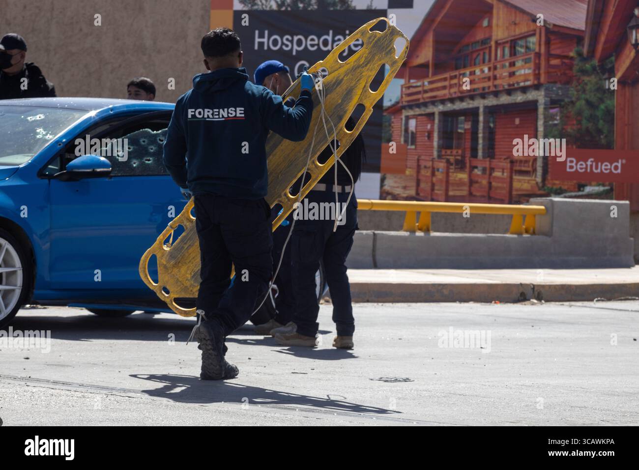 Équipe médico-légale près d'une voiture bleue aux vitres brisées à Ciudad Juarez, une ville en proie à la violence urbaine. Banque D'Images