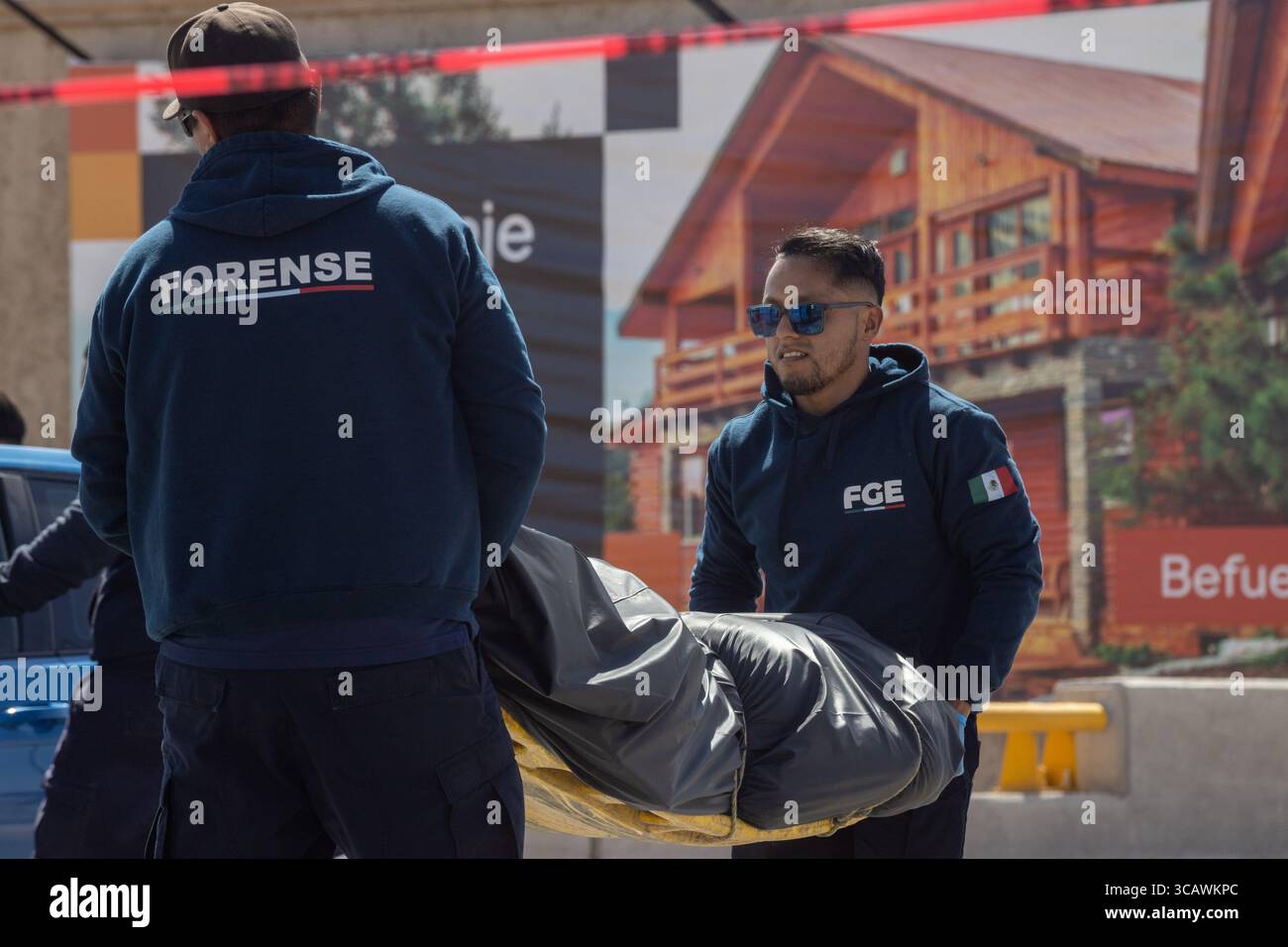 Des travailleurs médico-légaux de Ciudad Juarez portent une victime de violence urbaine. Banque D'Images