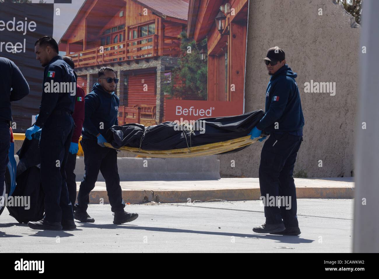 Une équipe de secours transporte une victime à Ciudad Juarez, témoin des violences urbaines. Banque D'Images