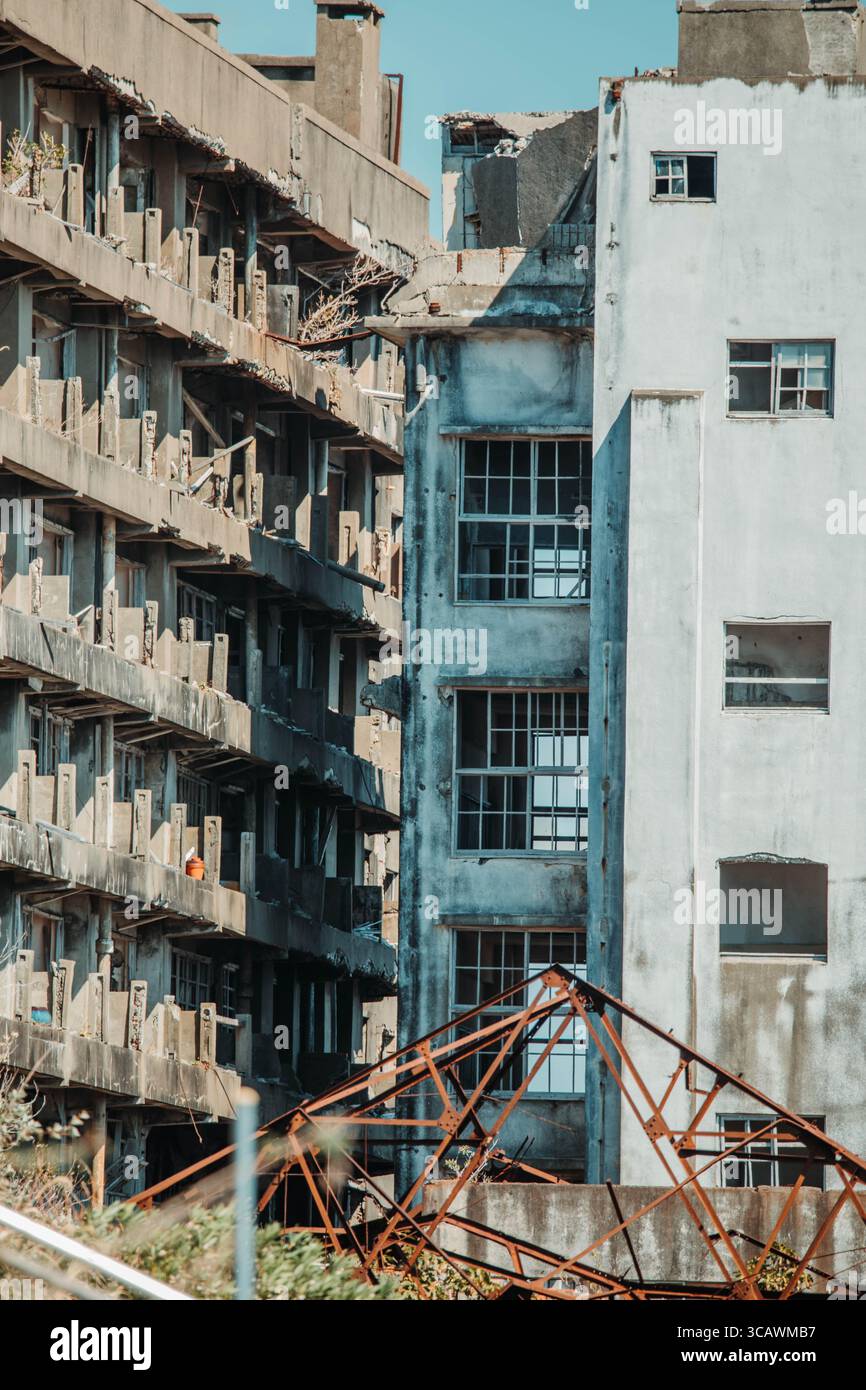 Bâtiments en béton abandonnés sur Gunkanjima (île de Hashima) au large de la côte de Nagasaki, au Japon, un ancien site d’extraction de charbon surnommé « l’île du cuirassé ». Banque D'Images