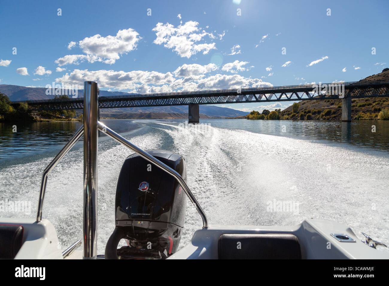 Bateau de vitesse Wake sur le lac Dunstan, Otago, Île du Sud, Nouvelle-Zélande Banque D'Images