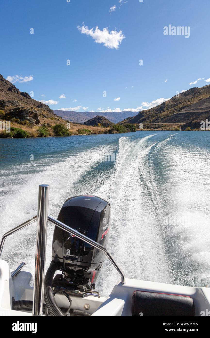 Bateau de vitesse Wake sur le lac Dunstan, Otago, Île du Sud, Nouvelle-Zélande Banque D'Images