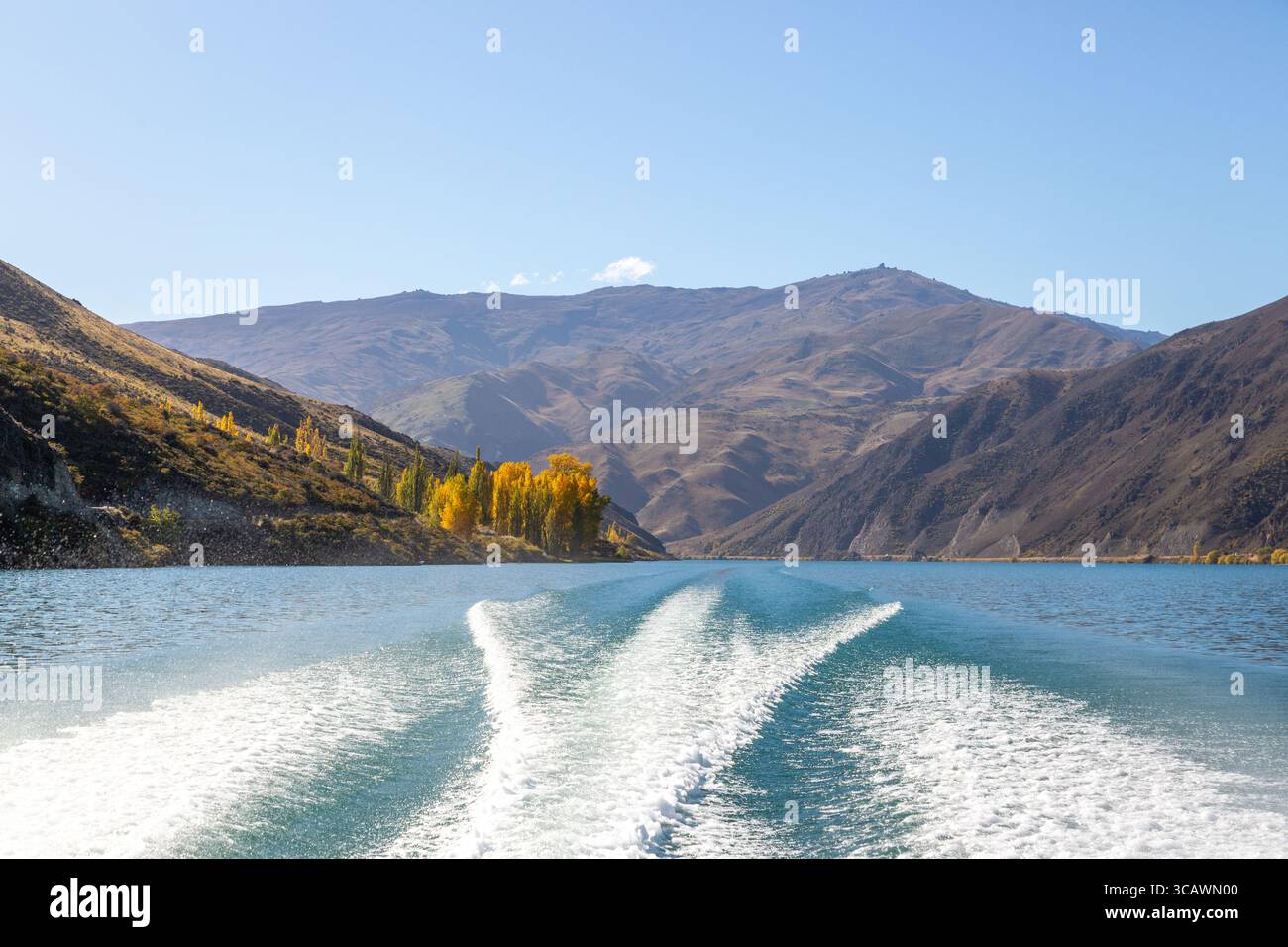 Bateau de vitesse Wake sur le lac Dunstan, Otago, Île du Sud, Nouvelle-Zélande Banque D'Images