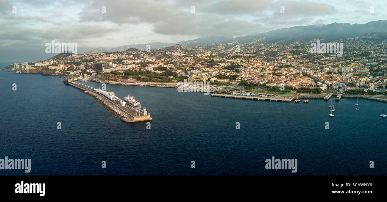 Port de Funchal, Madère – une destination de croisière de choix avec une vue imprenable, la culture locale et un accès facile à l'île. Banque D'Images Port de Funchal, Madère – une destination de croisière de choix avec une vue imprenable, la culture locale et un accès facile à l'île. Banque D'Images