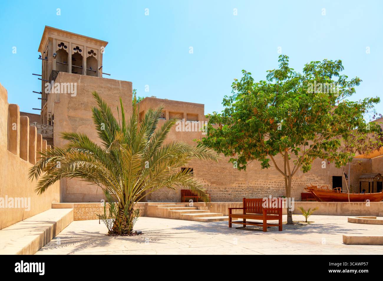 Vieux Dubaï. Rues arabes traditionnelles dans le quartier historique d'Al Fahidi avec vieux bateau en bois, Al Bastakiya. Dubaï, Émirats arabes Unis Banque D'Images