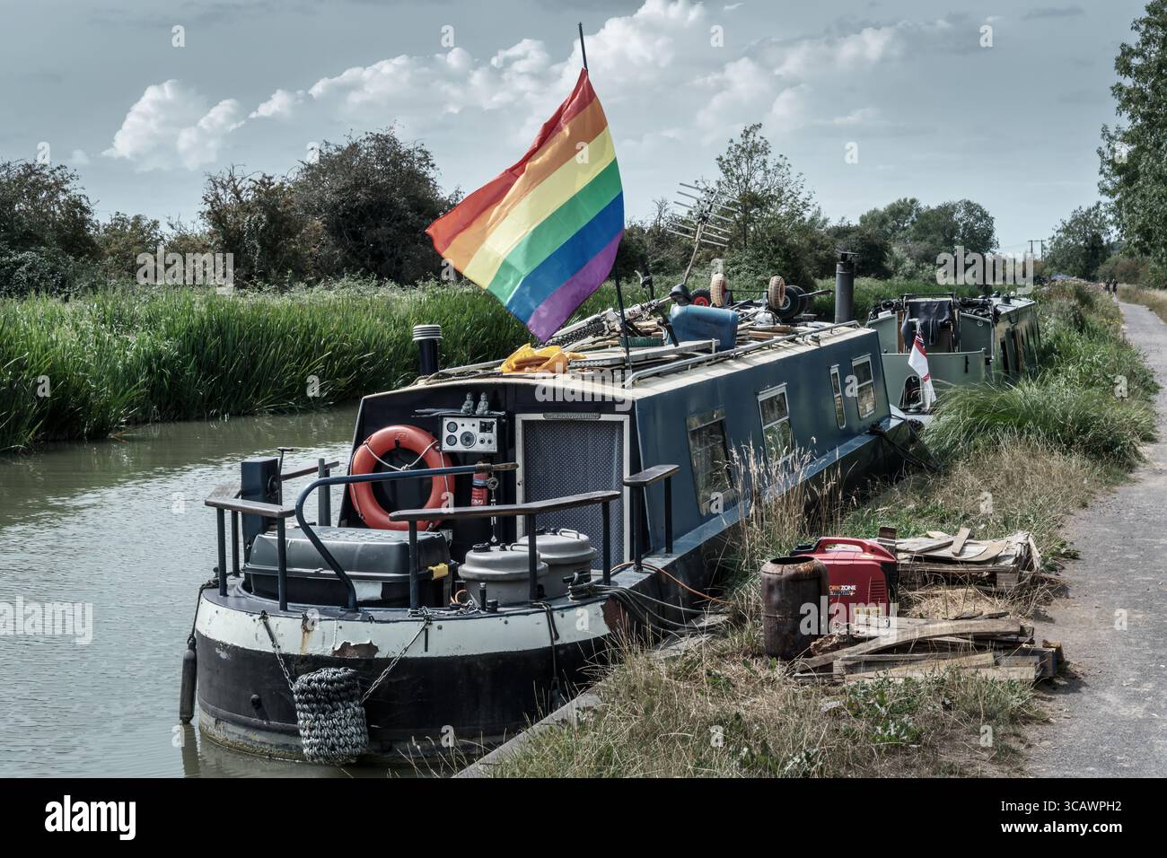 Seend, Wiltshire - Une barge de canal battant le drapeau de la fierté, amarrée le long du chemin de halage sur le canal Kennet et Avon près de Seend dans le Wiltshire. Banque D'Images