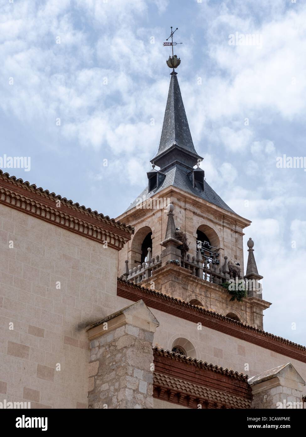 La cigogne blanche niche avec des poussins dans une tour d'église à Alcala de Henares, l'un des meilleurs sites d'élevage de cigognes au monde, en Espagne Banque D'Images