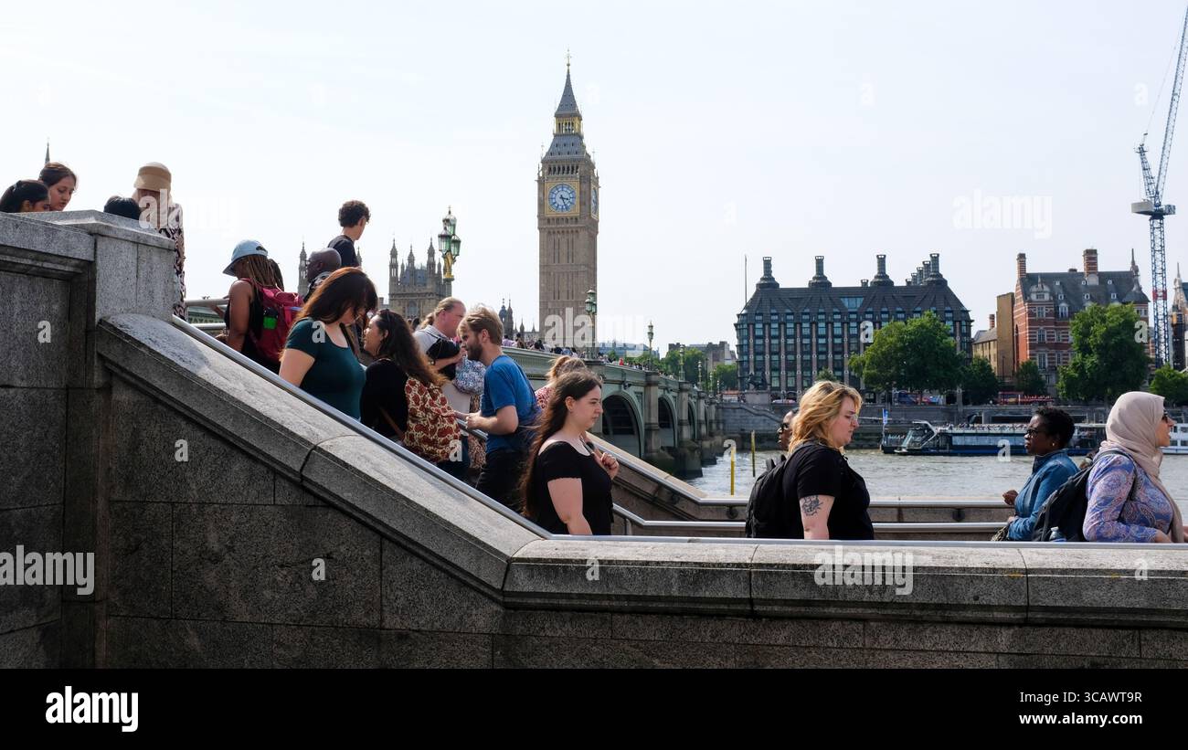 Une scène londonienne animée sur le Queen's Walk au bord de la Tamise au Westminster Bridge à Londres. Août 2025. Banque D'Images