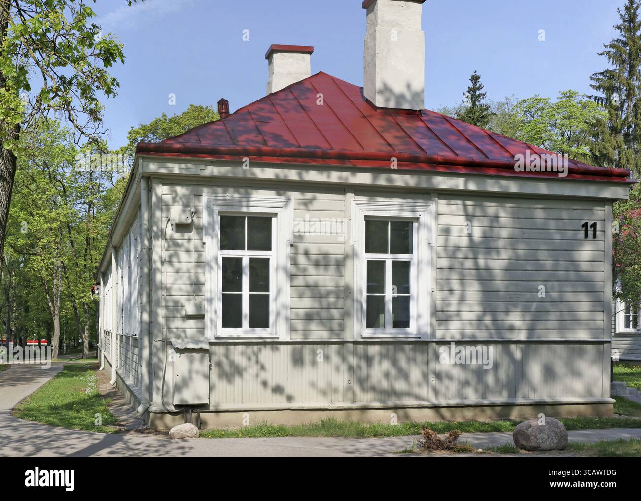 VILNIUS, LITUANIE - 01 MAI 2018 : le onzième campus en bois de l'ancien hôpital militaire historique dans le district d'Antakalnis. Le premier bloc flexible Banque D'Images