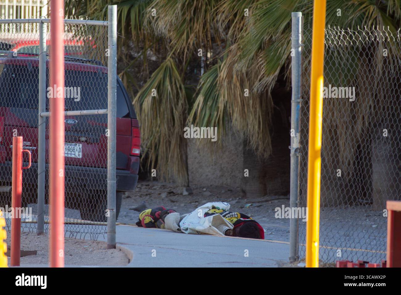 Des pompiers épuisés se reposent dans un climat de violence urbaine à Ciudad Juarez. Banque D'Images