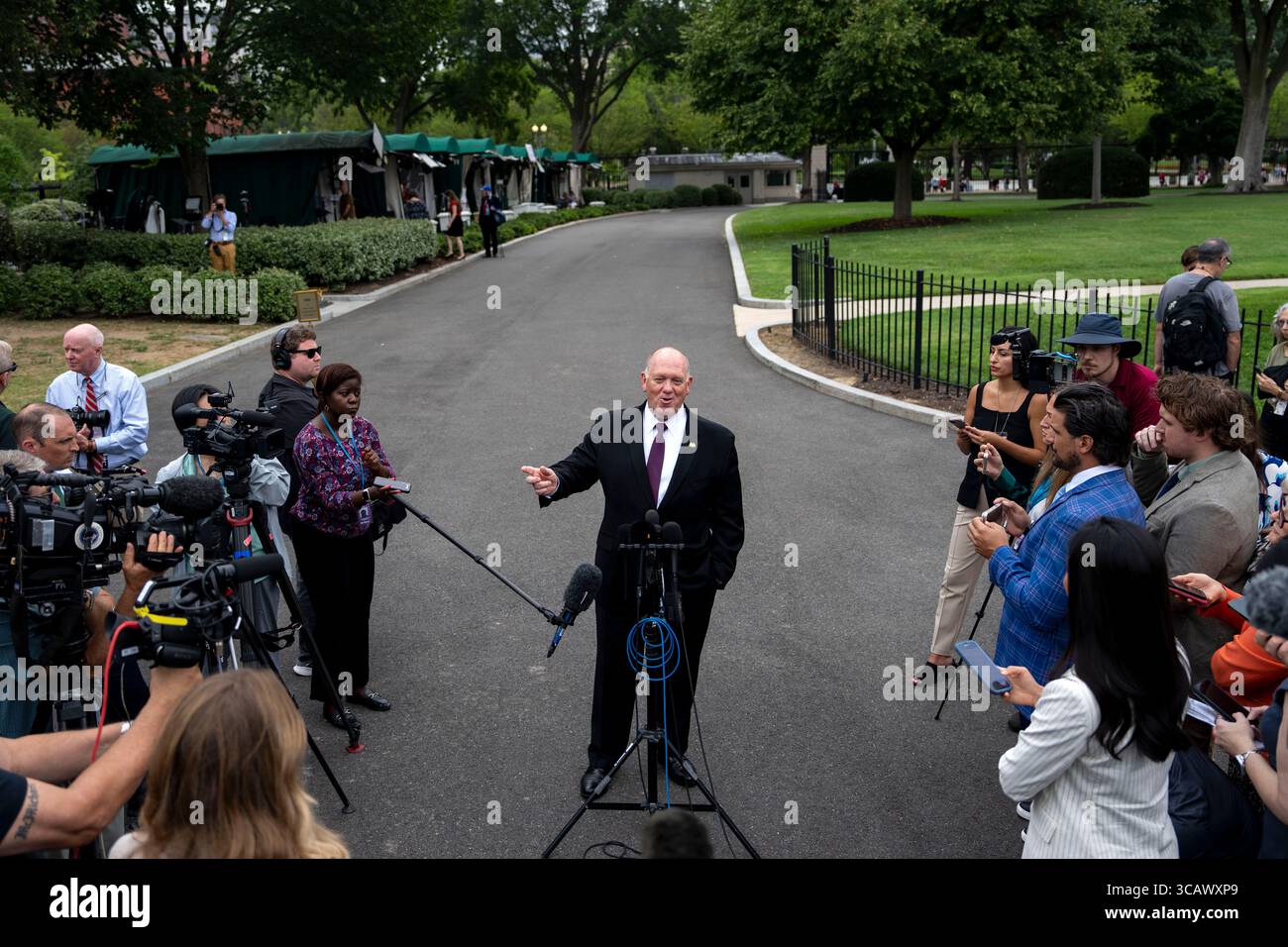Tom Homan, le tsar frontalier de la Maison Blanche, s'entretient avec des membres de la presse après avoir participé à une interview télévisée devant l'aile ouest à la Maison Blanche à Washington, DC, le mercredi 6 août 2025. Crédit : Bonnie Cash / Pool via CNP / MediaPunch crédit : MediaPunch Inc / Alamy Live News crédit : MediaPunch Inc / Alamy Live News Banque D'Images