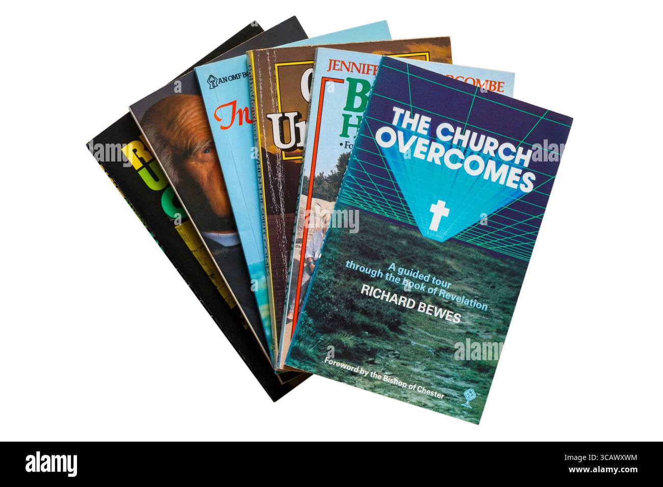 Sélection de livres de poche religieux avec le livre The Church Overcomes de Richard Bewes sur le dessus isolé sur fond blanc une visite guidée à travers le Banque D'Images