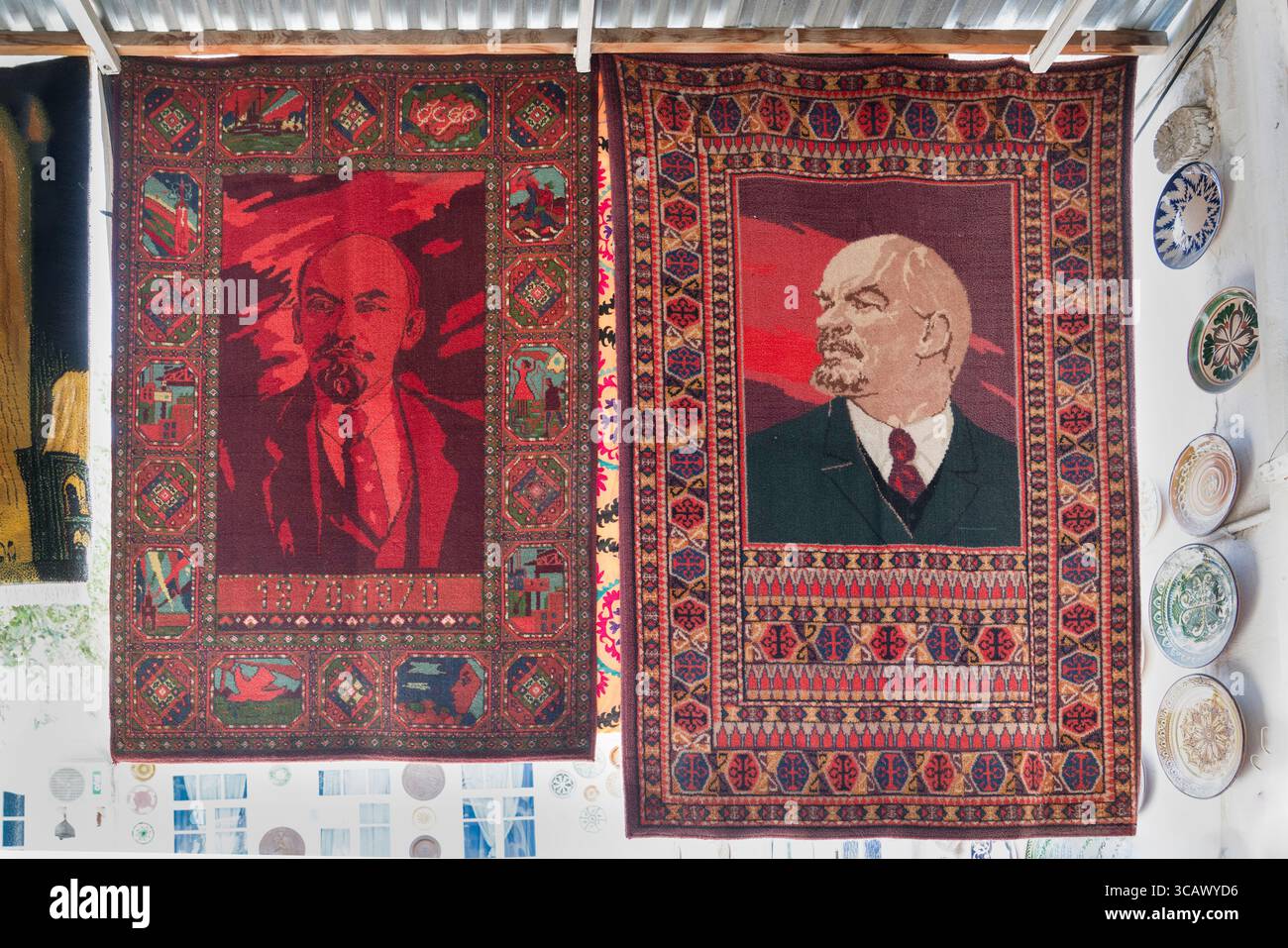 Boukhara, Ouzbékistan - 29 mai 2025:deux tapis ou tapisseries faits à la main représentant un portrait du leader révolutionnaire soviétique Vladimir Lénine sont à vendre Banque D'Images