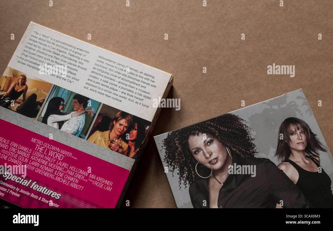 DVD « The l Word » avec pochette présentant les personnages principaux et les photos du film, isolé sur fond vierge, plan en haut Banque D'Images