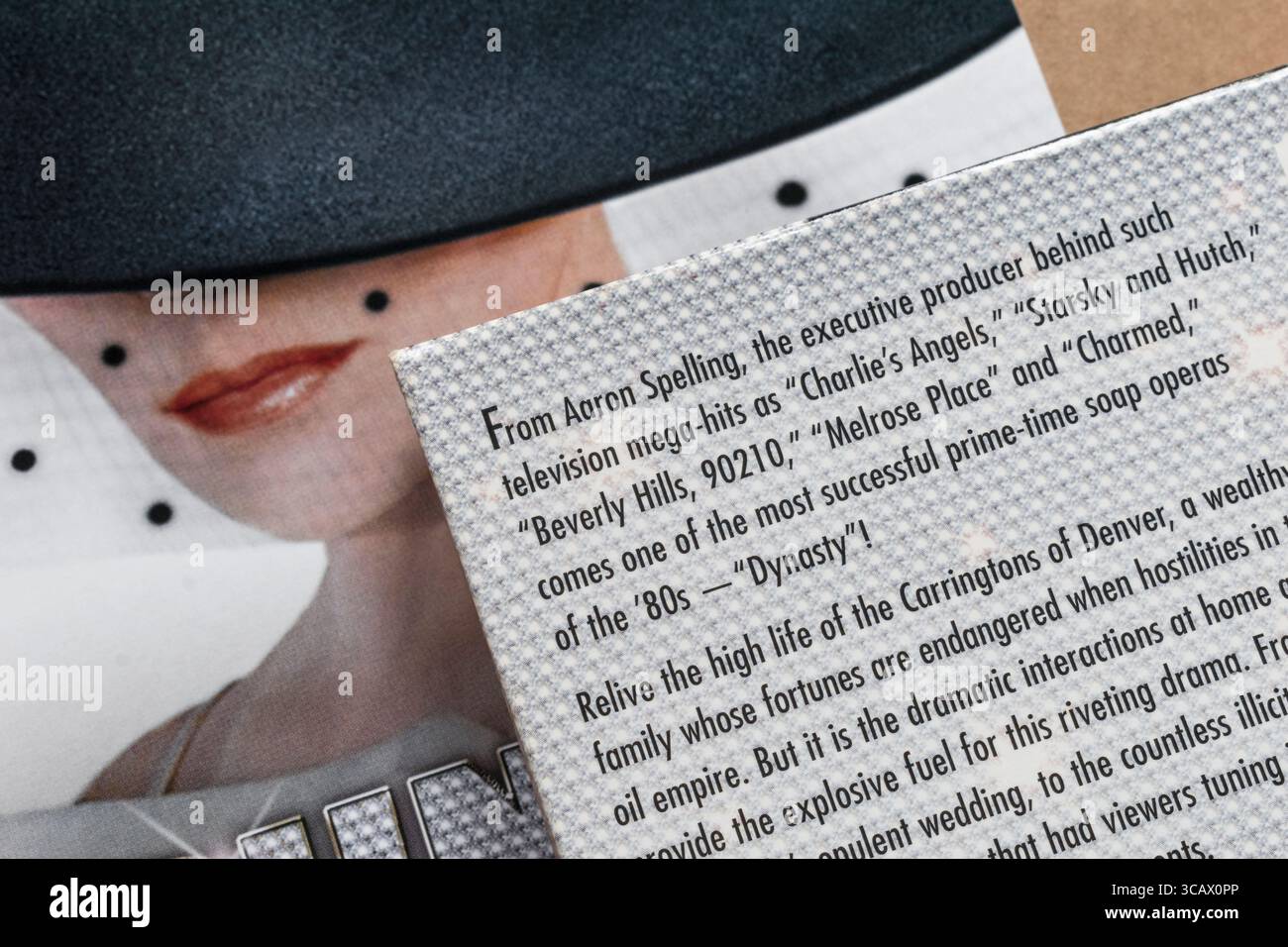 Couverture DVD de la série télévisée 'Dynasty' 1981 avec description isolée sur fond vierge Banque D'Images