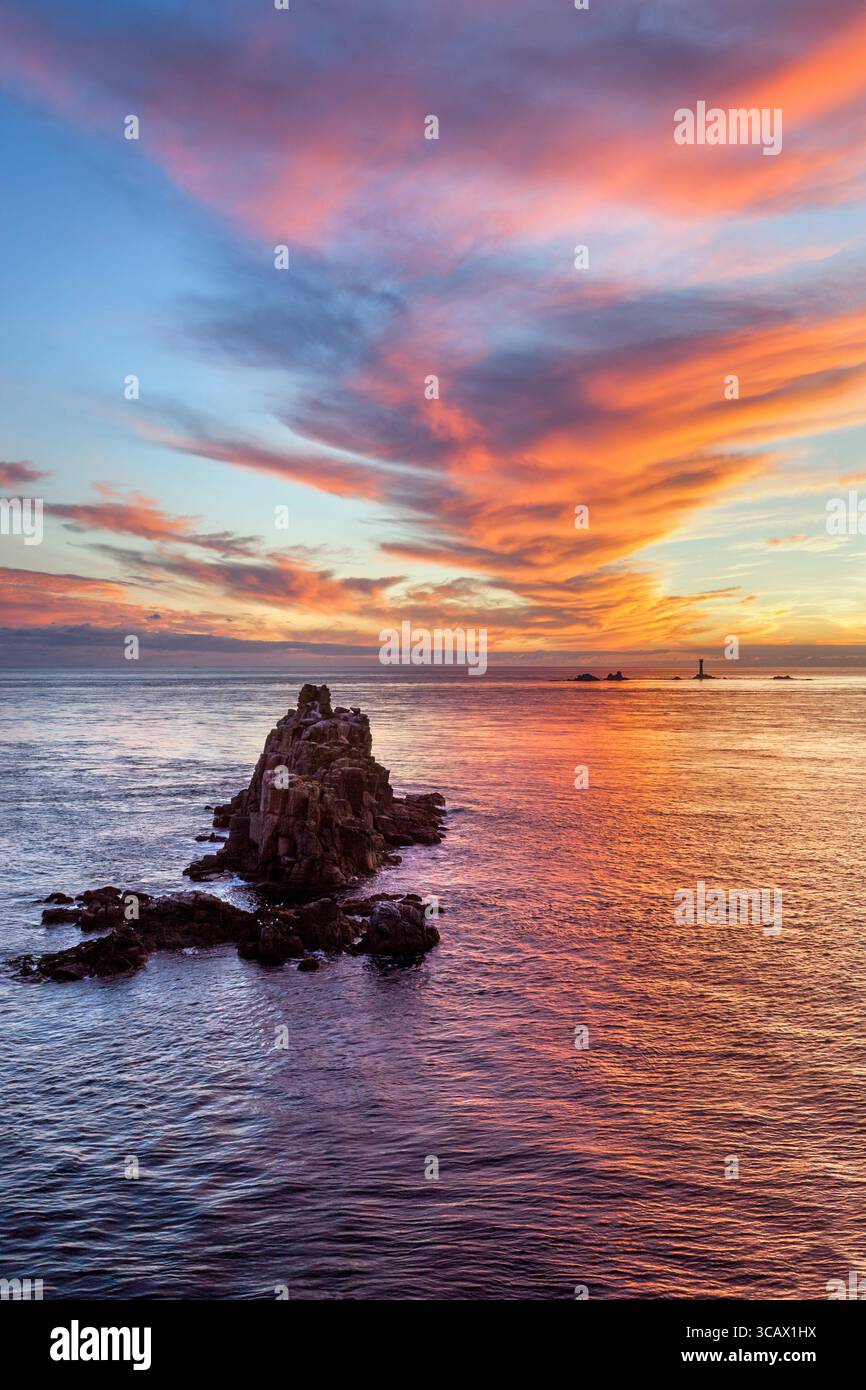 Land's End ; regardant vers Longships Lighthouse ; Sunset ; Cornwall ; Royaume-Uni Banque D'Images